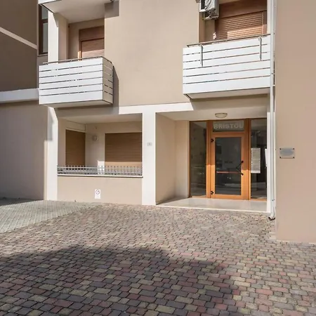 Condominio Bristol 221 Бибионе